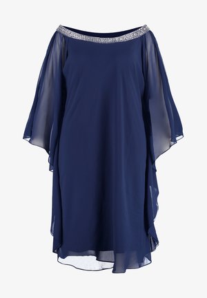 Abito blu navy in chiffon, caratterizzato da un design senza spalline e un colletto decorato con glitter. Maniche fluide e orlo asimmetrico.