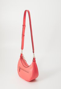 Borsa a tracolla in faux pelle rossa con forma curva, tracolla regolabile e hardware in tonalità oro. Presenta una tasca frontale con zip e una texture liscia.