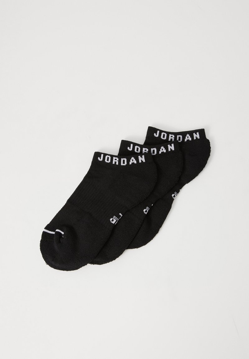 Mustad must sokid valgete "JORDAN" tekstiga sääreosades, valmistatud pehmest kangast, ribatreeninguga tekstuur ning tugevdatud varbaosa.