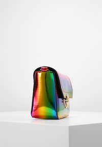 Rechteckige Handtasche mit holografischem Finish, schwarzer Umrandung und einem goldenen Verschluss. Die Oberfläche reflektiert ein Farbspektrum des Regenbogens.