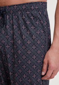 Heren shorts van lichtgewicht stof, met een geometrisch patroon in donker marineblauw, grijs en bourgondisch, voorzien van een elastische tailleband en een trekkoord.