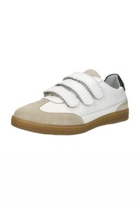 Witte sneaker met grijze klittenbandjes, suede neuzen en hakaccenten, geperforeerde zijdetails en een bruine rubberen zool.