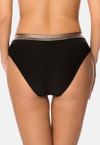 Fekete bikini alsó, magas szabású lábakkal és texturált fémszínű derékrésszel. Sima anyag, egyszínű felülettel és minimális varrási részletekkel.