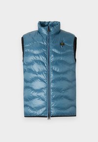 Lys blå puffy vest med ståkrage, glidelås foran og svarte detaljer; har en quiltet tekstur og en liten merkeblatt.