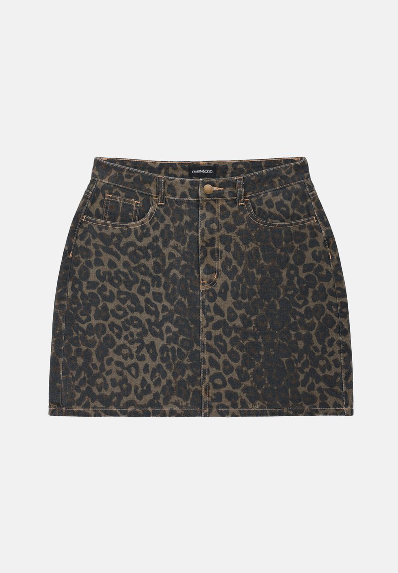 Mini-jupe en denim à imprimé léopard avec fermeture à boutons à l'avant, cinq poches et coutures contrastées ; ton de couleur marron foncé et noir.