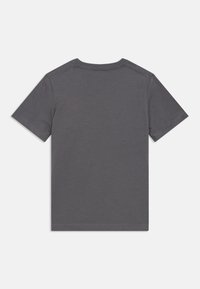 Tricou gri cu mânecă scurtă, fabricat din bumbac. Are guler rotund și cusături curate pe tiv și pe mâneci. Vista din spate este afișată.