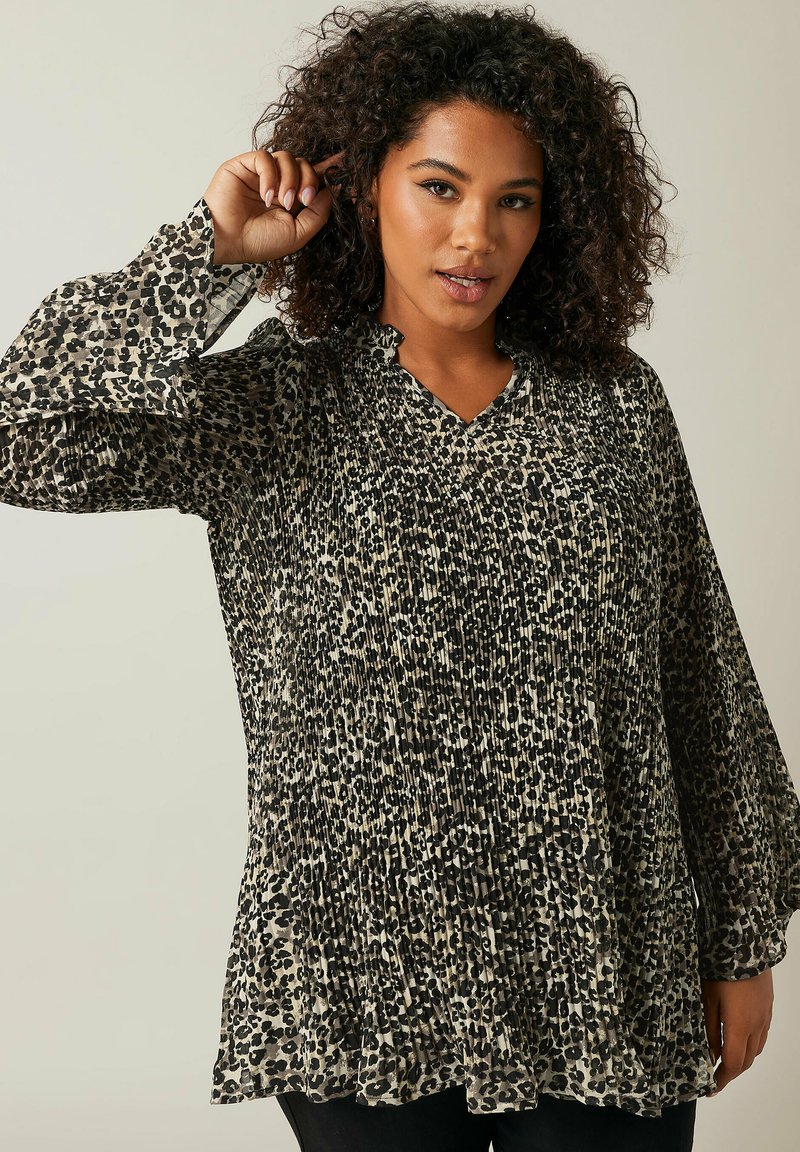 Blouse à imprimé animal avec texture plissée, manches longues et décolleté en V. Les couleurs incluent le noir, le beige et le tan, avec une coupe ample.