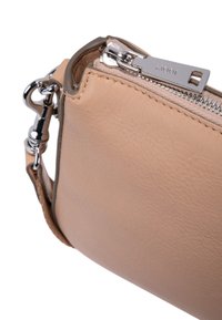 Borsa a tracolla in pelle beige con chiusura a zip, caratterizzata da hardware in argento e una tracolla rimovibile. Texture liscia e design minimalista.