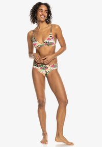 Bikini con estampado floral en verde, que presenta un top en forma de triángulo con tirantes finos y braguitas de tiro bajo a juego. Tejido suave y elástico.