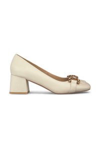 Décolleté in pelle crema con tacco a blocco, caratterizzato da un'elegante fibbia dorata sulla punta e una texture liscia. Punta arrotondata e tacco di altezza media.