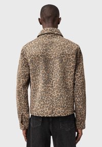 Τζιν μπουφάν με λεοπάρ σχέδιο, γιακά, cropped σχεδίαση και εμφανείς ραφές. Υφασμα με υφή και καφέ-μαύρο μοτίβο.