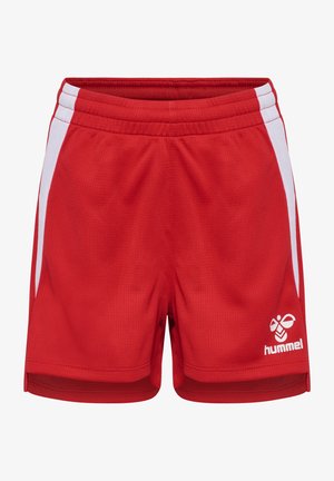 Pantaloni corti atletici rossi realizzati in materiale traspirante, con strisce laterali bianche e un logo bianco in basso a destra. Tessuto a rete leggero.