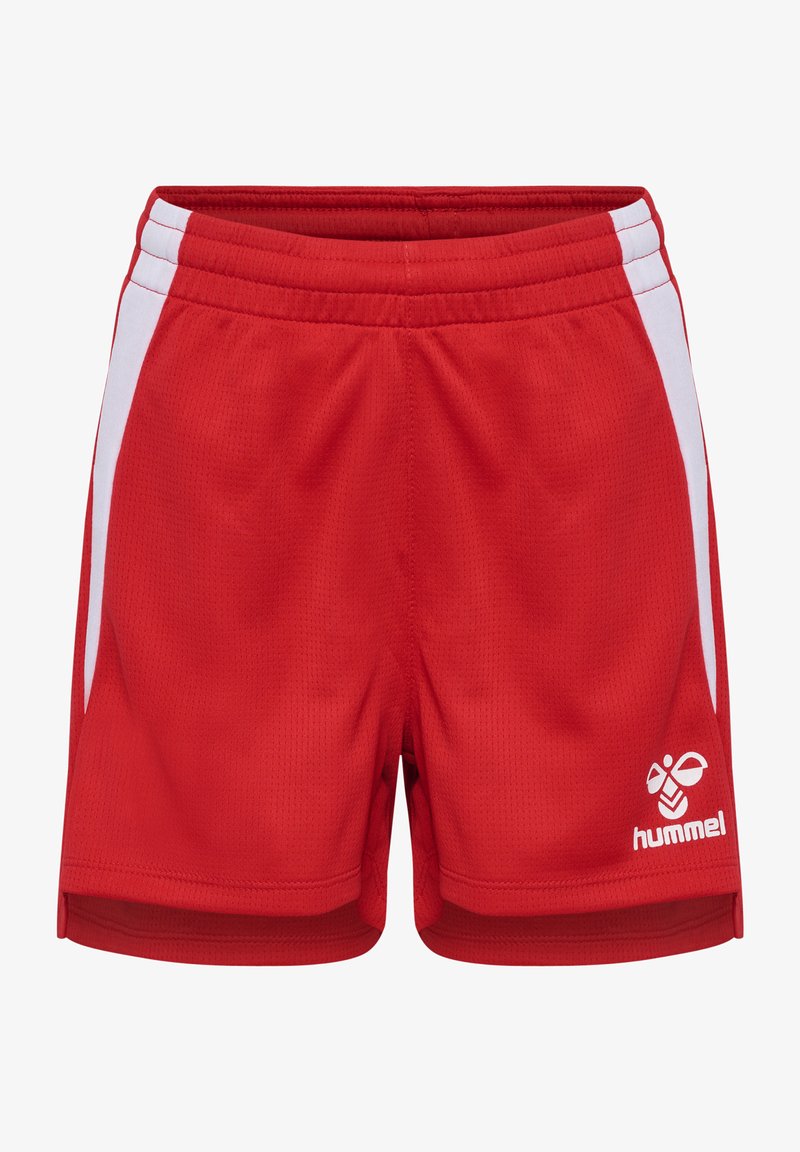 Pantaloni corti atletici rossi realizzati in materiale traspirante, con strisce laterali bianche e un logo bianco in basso a destra. Tessuto a rete leggero.