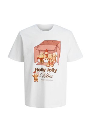 Witte t-shirt met illustratie van peperkoekfiguren in en rondom een doos, die snoep en feestelijke items vasthouden met de tekst "Holly Jolly Vibes."