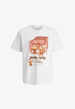 Witte t-shirt met illustratie van peperkoekfiguren in en rondom een doos, die snoep en feestelijke items vasthouden met de tekst "Holly Jolly Vibes."