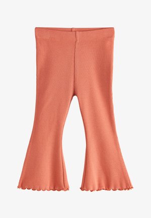 Rifflet strikkede babybukser i koralfarvet med elastisk linning og udvidede, flæsekanter.