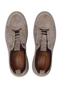 Grau samtige Schuhe mit niedrigem Profil, ausgestattet mit beigen Schnürsenkeln, einem braunen Lederfutter und grauen Gummisohlen mit strukturiertem Muster.