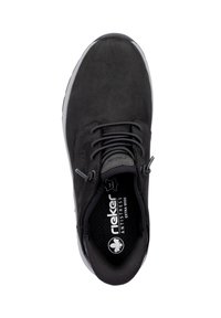Scarpa in suede nera con punta tonda, due passanti e lacci sottili. All'interno presenta un'imbottitura "Antistress", con una soletta texture.