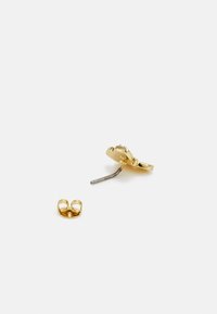 Pendientes en tono dorado con un diseño de pequeño aro y un cierre a presión seguro. El metal tiene un acabado pulido con una textura suave.