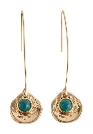 Boucles d’oreilles pendantes couleur or avec des disques ronds irréguliers et des pierres polies vertes centrales, suspendues à des crochets fins et courbés.