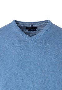 Jasnoniebieski sweter w serek wykonany z bawełny Pima, z gładką fakturą i małym logo po lewej stronie klatki piersiowej.