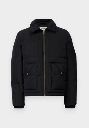 Chaqueta de plumas negra con cuello tipo solapa, cremallera dorada, dos bolsillos frontales y detalles de paneles cosidos. Tela suave y aislante.