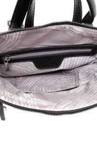 Svart läderhandväska med dragkedja, ett gråmönstrat inre och en liten dragkedjeförsedd ficka på sidan.