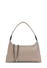 Borsa in pelle beige con manico curvo, accentata da una catena in argento e dal design minimalista. Texture liscia e base rettangolare.