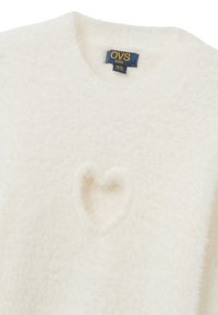 Maglione lavorato a maglia bianco e soffice con scollo rotondo e un evidente ritaglio a forma di cuore sulla parte anteriore. L'etichetta riporta "OVS kids".