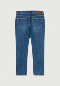 Jeans de mezclilla azul con un diseño de pierna recta, dos bolsillos traseros y un parche de cuero marrón en la cinturilla. Las características de acabado incluyen costuras visibles.