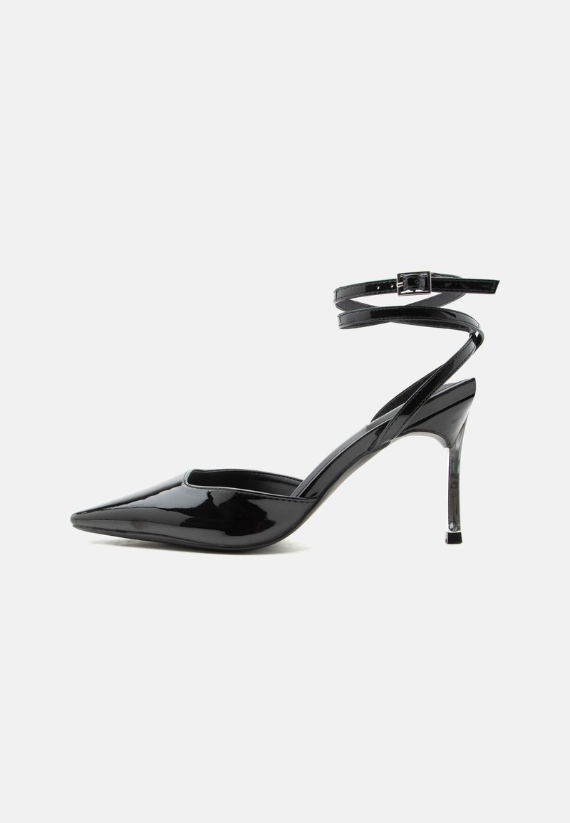 Μαύρο γυαλιστερό δερμάτινο γοβάκι με μυτερή μύτη, λεπτά λουράκια στον αστράγαλο και μικρή αγκράφα.