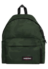Mochila de camuflaje verde hecha de tela resistente, con un compartimento principal, un bolsillo con cremallera frontal y correas ajustables negras.