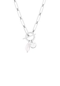 Silberne Kettenschmuck mit Toggle-Verschluss, ausgestattet mit einem glatten, rosa Anhänger und einem runden Charm mit einem Kreuzdesign.