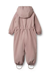 Ružový nepremokavý jednocelkový overal na sneh s kapucňou, elastickými manžetami a pásom. Má pripevnené slučky na nohy pre bezpečné uchytenie. Hladká textúra.