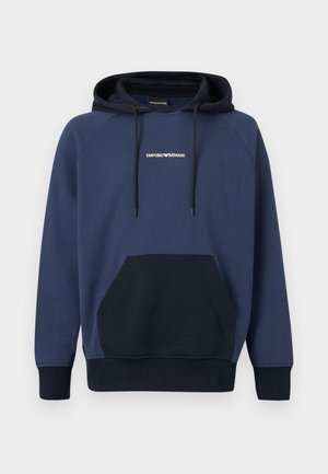 Tumesinine Emporio Armani dressipluus musta kapuutsivoodriga, esimesel küljel kängurutasku ja reguleeritava nööriga kapuuts.