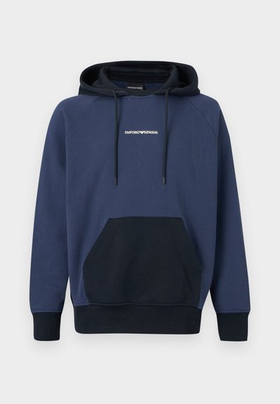 Tengerészkék Emporio Armani kapucnis pulóver fekete kapucnibéléssel, elülső kenguruzsebbel és állítható húzózsinóros kapucnival.