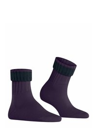 Chaussettes de cheville violettes avec un revers côtelé vert foncé, matériau texturé et design ajusté. Les chaussettes présentent des coutures visibles au niveau des orteils.