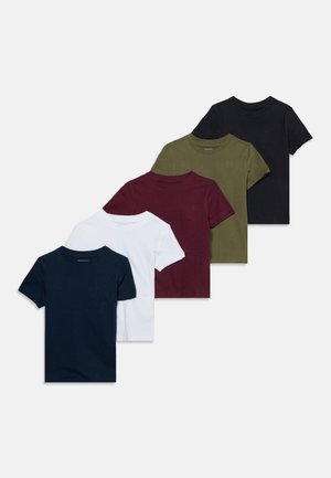 Cinq t-shirts à manches courtes et col rond pliés, en bleu marine, blanc, bordeaux, vert olive et noir, disposés en diagonale.