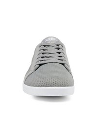 Grå nät-sneaker med en texturerad ovandel, rund tå och vit gummisula. Har ett centralt snörsystem och "XERÖ"-logotyp på tungan.
