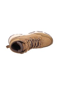 Bruine wandelschoen met een tan synthetisch bovenwerk, bruine veters, textuur binnenin, versterkte neus en een gegolfde rubberen zool.