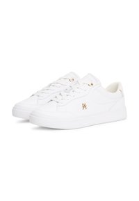 Weiße Leder-Sneaker mit glatter Textur, runder Zehenform und flacher, weißer Gummisohle. Mit goldenen Akzenten an den Ösen und dem Logo.