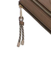 Cartera de cuero beige con un zipper dorado. Presenta un tirador trenzado en negro y beige, acentuado con extremos metálicos brillantes.