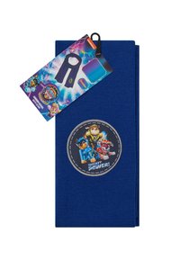 La sciarpa blu lavorata a maglia presenta una toppa rotonda con personaggi dei cartoni animati colorati e il testo "POTERE FANTASTICO!" attaccata a un'etichetta.