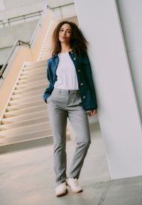 Oxmo OXKVITANA REGULAR FIT - Chino - pewter