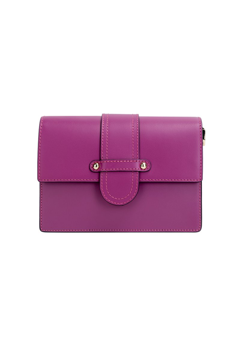 Lila Lederhandtasche mit glatter Oberfläche, rechteckiger Form, Frontklappe und dekorativem Riemenverschluss. Verfügt über kontrastierende Nähte.