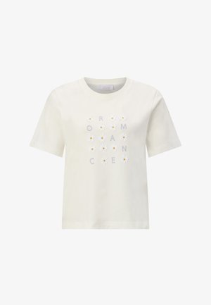 Kreminės spalvos trumpomis rankovėmis marškiniai su žodžiu „ROMANCE“ kontūrinėmis raidėmis ir baltų ramunėlių gėlių grafika priekyje.