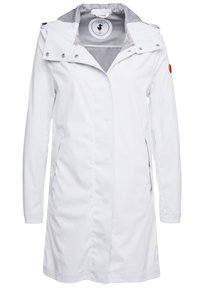 Impermeabile bianco con cappuccio, chiusura a bottoni a pressione e tasche laterali. Presenta una fodera interna grigia e un logo sulla manica.