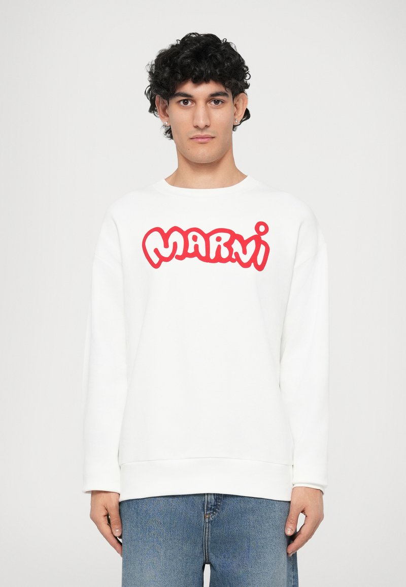 Sudadera blanca hecha de tela suave, con un audaz logo rojo "Marni" en una fuente redondeada en el pecho. Diseño simple con mangas largas.