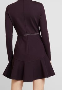 Forever New Juhlamekko - dark purple