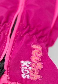 Rosa Kinderhandschuhe mit gestepptem Textil, ausgestattet mit einem Reißverschluss und einem gestickten "Fresh Kids"-Logo in Weiß und Orange im Bereich des Handgelenks.